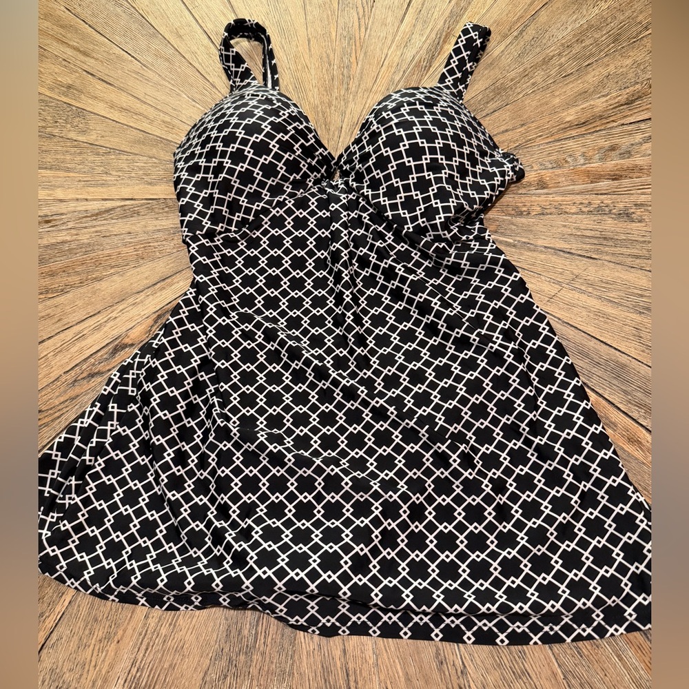 Shore Shapes Underwire swimsuit skirted Black White Geometric Push Up Size 14